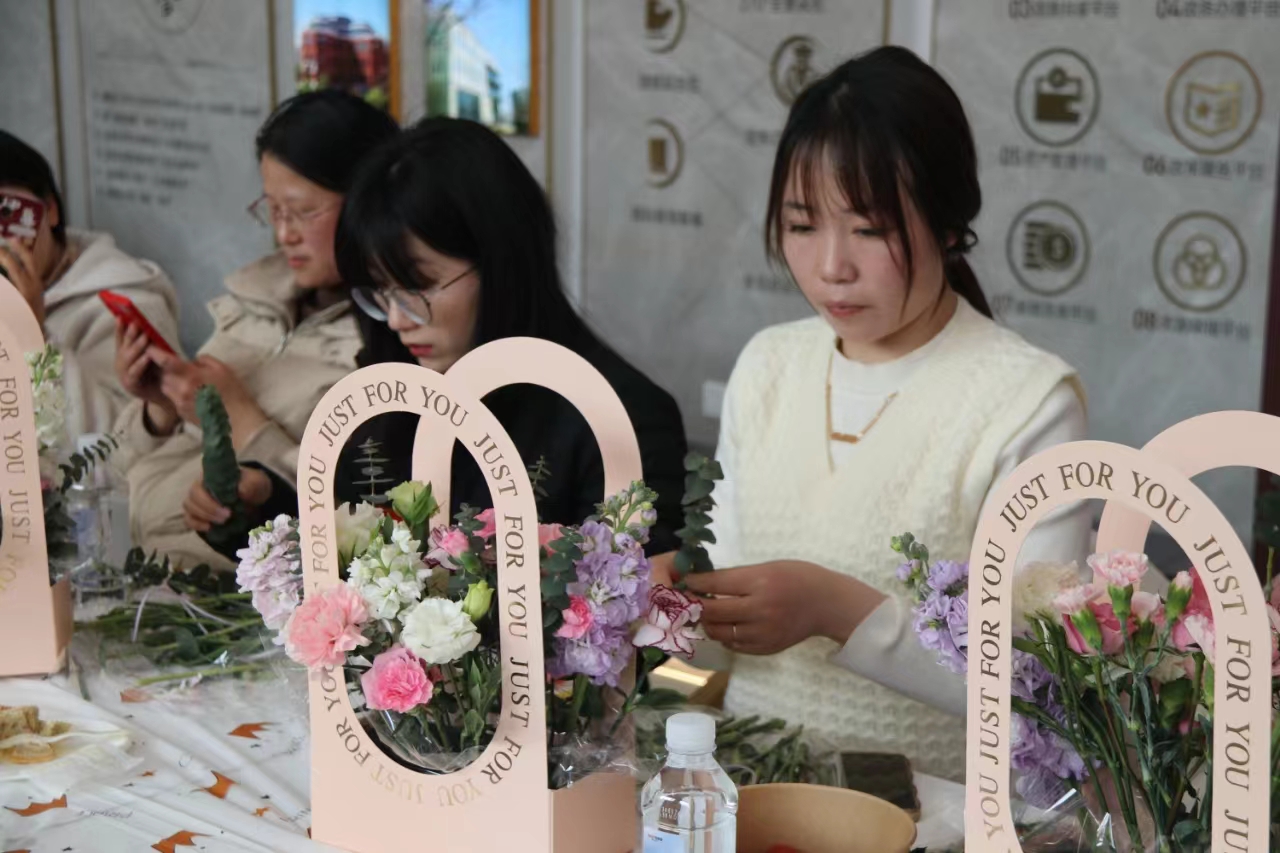 Vandaag heeft Elim een ​​bloemenarrangement -activiteit gelanceerd om de International Women's Day te vieren