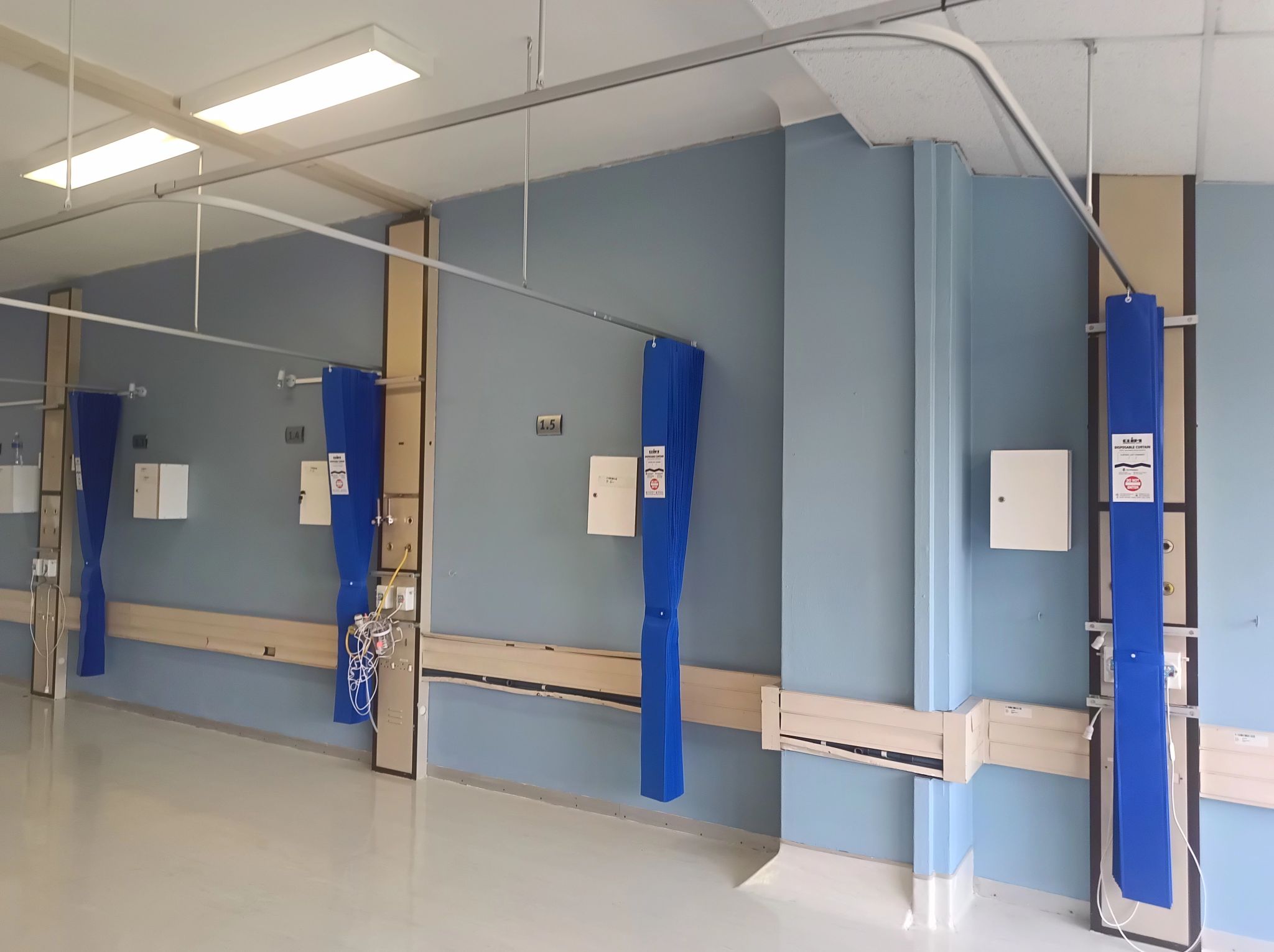 Wegwerpcelgordijnen elimineren verhogen de hygiëne -normen bij Afrikaanse gezondheidszorgfaciliteiten: derdeWolf levert aandelen installatie Succes